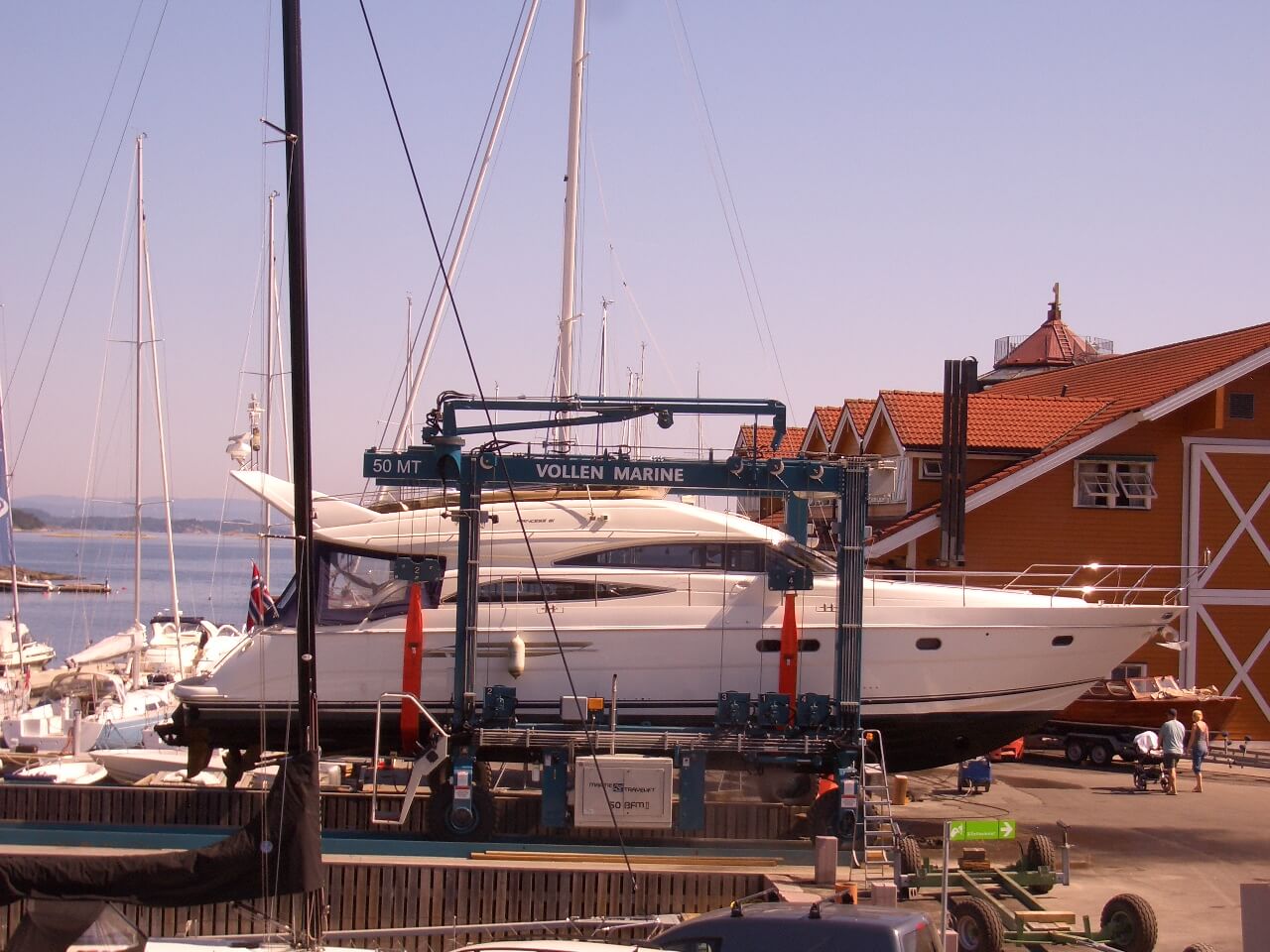 Løft av båter – Vollen Marinesenter