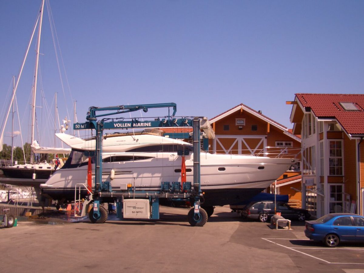 Løft av båter: – Vollen Marinesenter